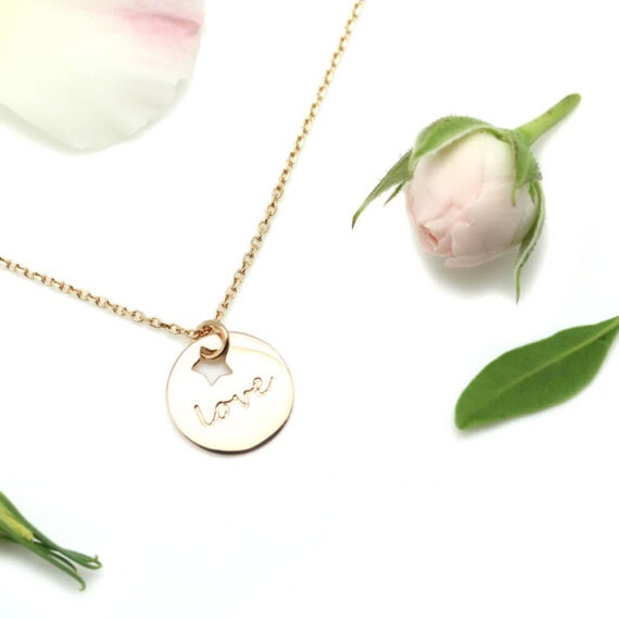 collier fantaisie plaqué or darling médaille lonve gravé chez Poisson Plume
