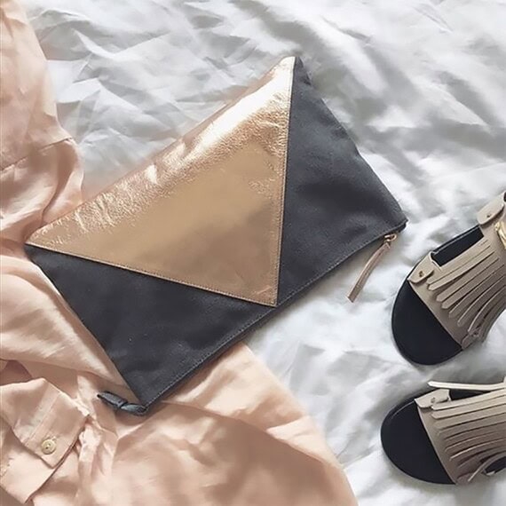Pochette présentée dans une ambiance lifestyle