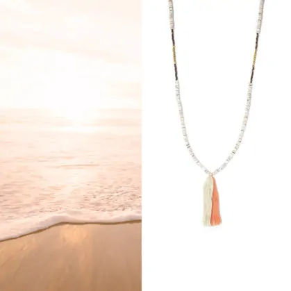Sautoir quillages, perles et pompons, version corail, chez Poisson Plume bijoux