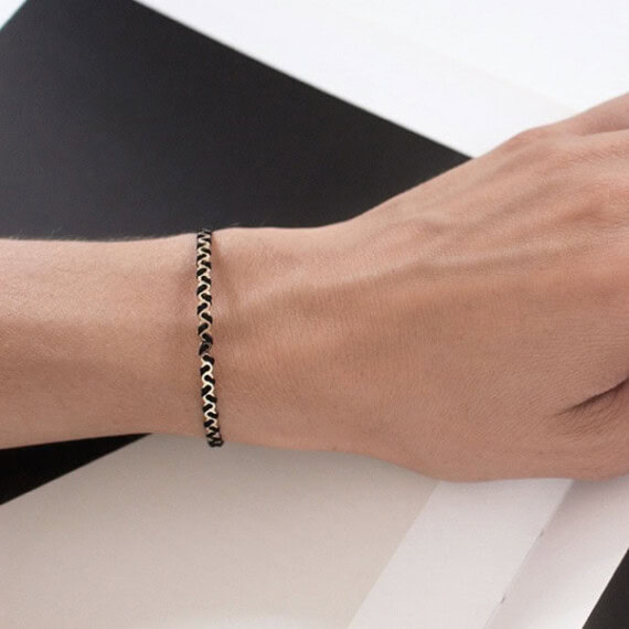 Bracelet de créatrice française fil noir et doré à l'or fin fabriqué à la main