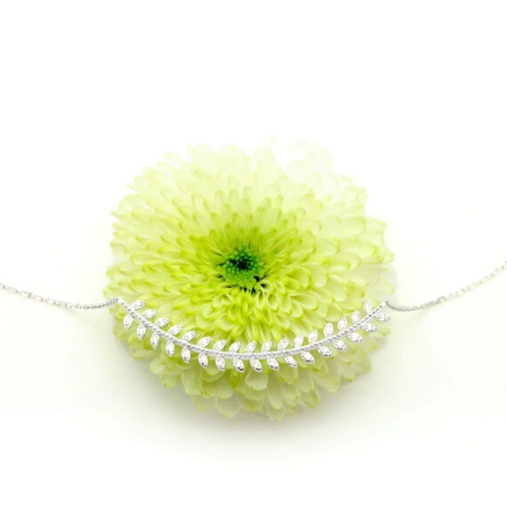 collier en forme de laurier en argent