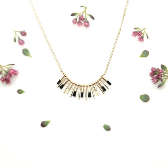 Collier pompons noirs Christelle dit Christensen chez Poisson Plume bijoux