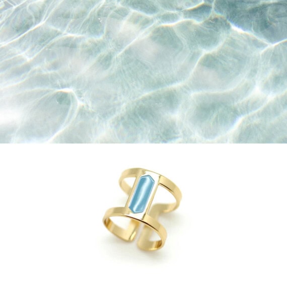 bague dorée et bleue reda