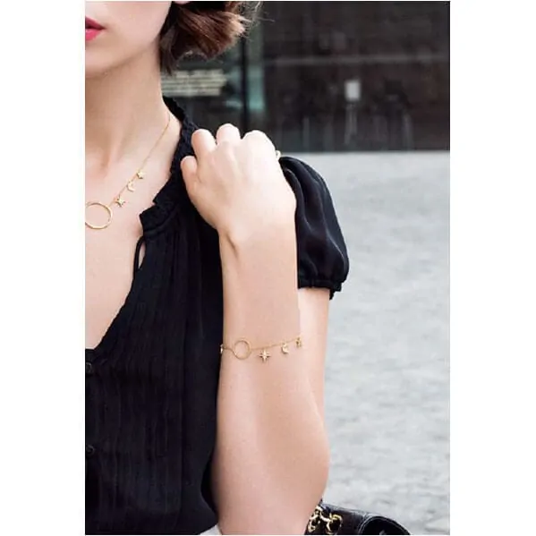 Bracelet dore à l'or fin de createur, doté de pendants lune et étoiles - Chez Poisson Plume