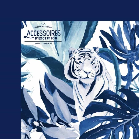 Zoom sur un bord du foulard Tigre Bleu de Maison Baluchon, chez Poisson Plume