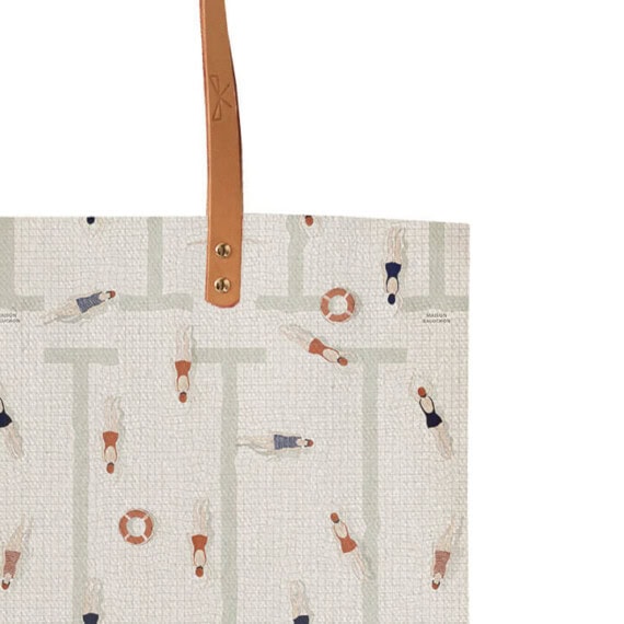 Zoom Tote bag en coton et ansens en cuir motif nageuses retro de chez Maison Baluchon chez Poisson Plume