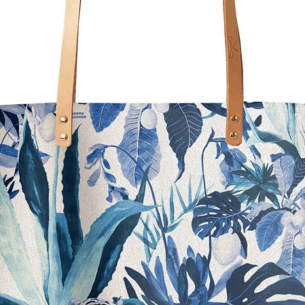 Zoom sur la toile du Tote bag en coton motif Tigre bleu et feuilles signé Maison Baluchon chez Poisson Plume