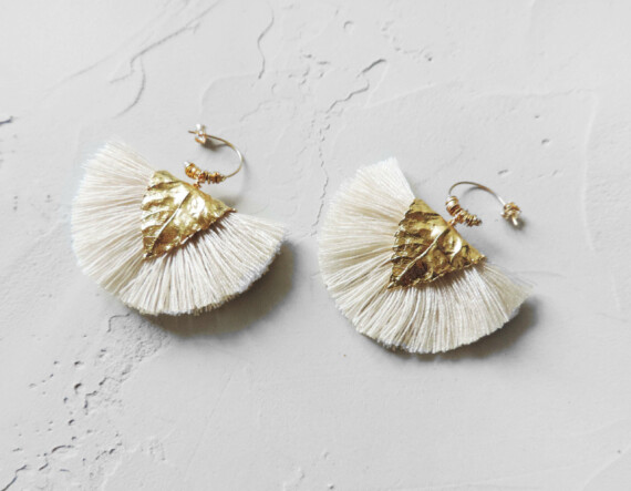 Paire de boucles d'oreilles signées Elise Tsikis ; à retrouver chez Poisson Plume