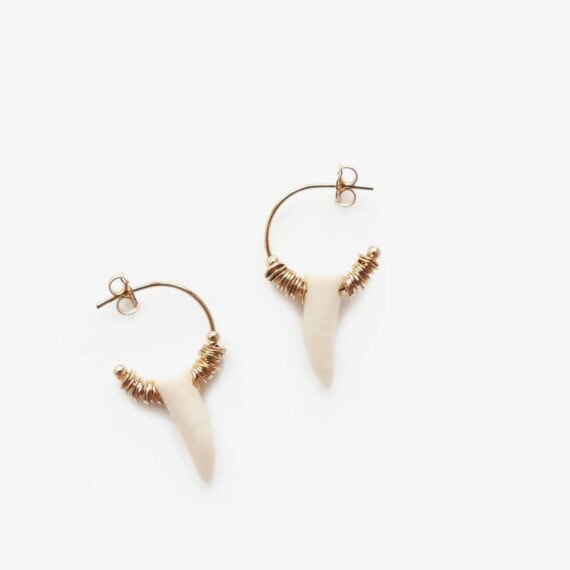 Boucles d'oreilles made in France de la créatrice Elise Tsikis. Du haut de gamme élégant et très féminin, en vente chez Poisson Plume..
