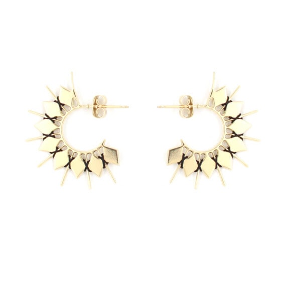 Créoles dorées et noires à retrouver chez Poisson Plume bijoux