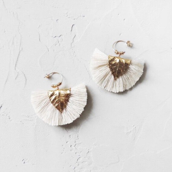 boucles d'oreilles de créatrice Agia couleur craie made in france. des bioux Elise Tsikis en vente chez Poisson Plume