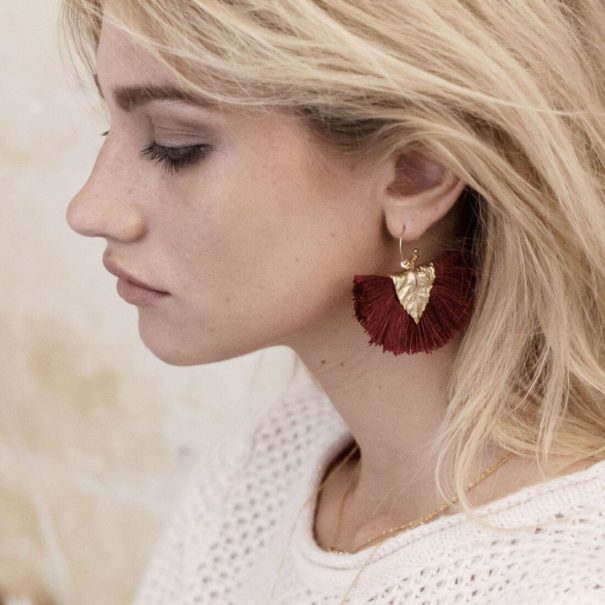 Boucles d'oreilles de haute fantaisie feuille en plaqué or et pompons chez Poisson Plume. Des bijoux Elise Tsikis.