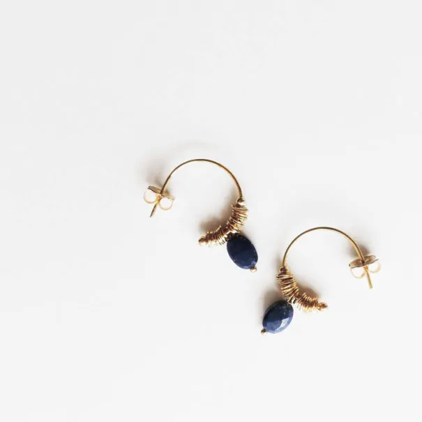 Boucles d'oreilles de créatrice en lapis-lazuli. Signées Elise Tsikis, elles sont en vente chez Poisson Plume