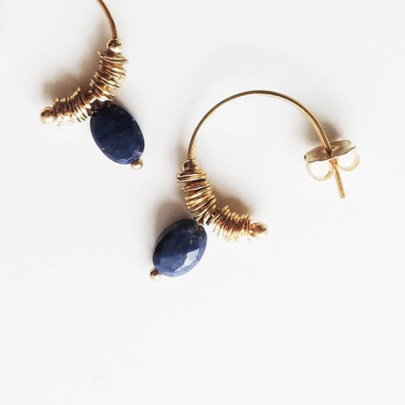 Zoom sur les boucles créoles Disme Azur de la créatrice française Elise Tsikis. A retrouver chez Poisson Plume bijoux