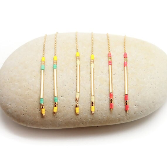 Boucles d'oreilles pendantes dorées et perles, de chez Caroline Najman