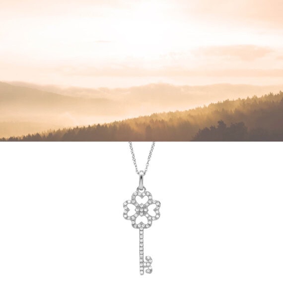 collier en argent avec un pendetif clé, chez Poisson Plume bijoux