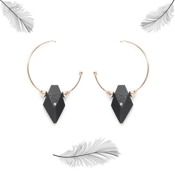 Boucles créoles dorées à l'or fin et bois teinté de noir, par la créatrice Salomé Charly. Chez Poisson Plume