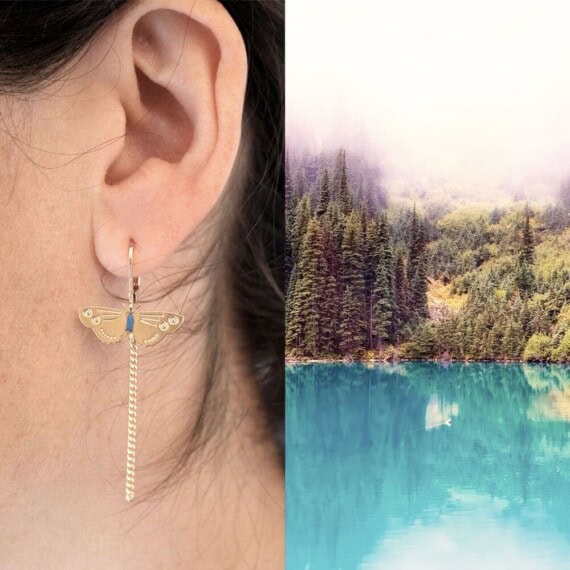 Boucles d'oreilles fantaisie de créatrice en forme de petit papillon. Chez Poisson Plume bijoux.