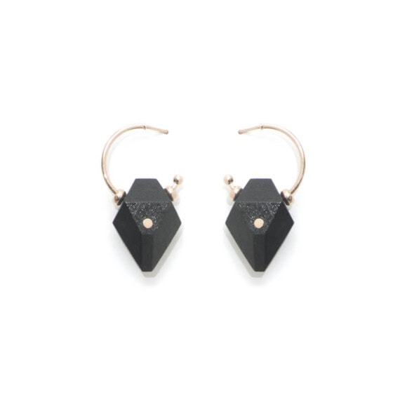 Boucles d'oreilles noires Pinac de la créatrice Salomé Charly. En vente chez Poisson Plume.