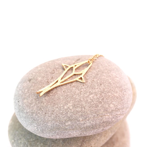 Petit poisson origami en plaqué or. Un collier de haute fantaisie.