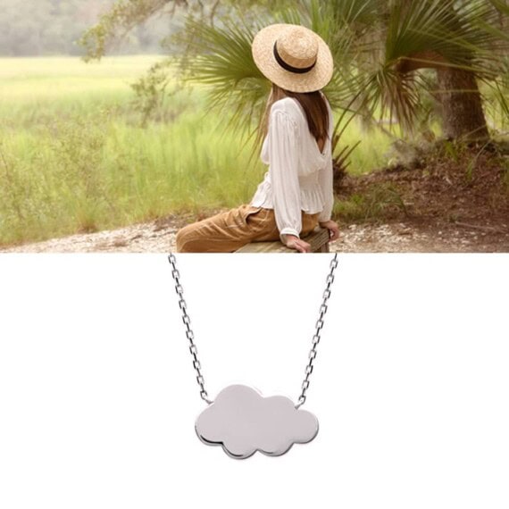 Collier au pendentif en forme de nuage, en argent.