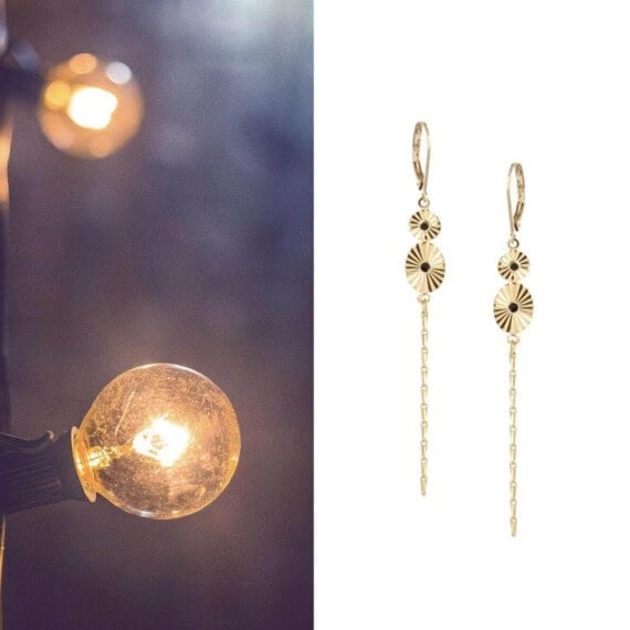 Boucles d'oreilles pendantes de créateur, noir et doré, chez Poisson Plume