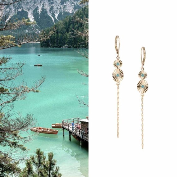 Boucles d'oreilles de créateur pendantes turquoise et doré, chez Poisson Plume