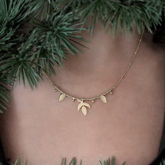 Collier doré à l'or fin feuille de frene. Chez Poisson Plume