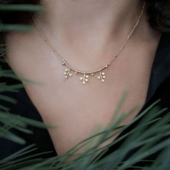 Collier motif feuille de gui. Création française. Chez Poisson Plume