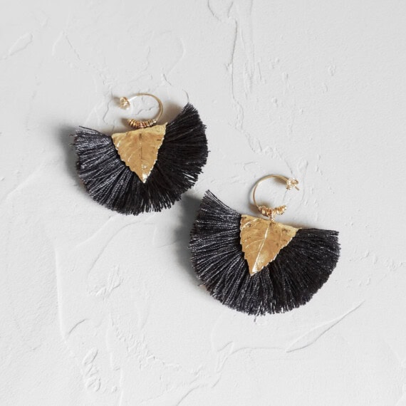 Boucles d'oreiles de la créatrice Elise Tsikis, pompons couleur anthracite