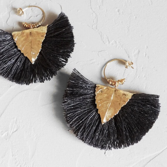 Zoom sur ces Boucles de haute fantaisie , dotées de pompons gris anthracite. Fabriquées en France