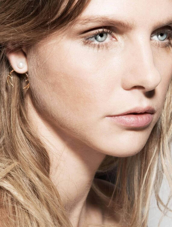 Des boucles d'oreilles gmalour et chic. Du made in France de la créatrice Elise Tsikis chez Poisson Plume