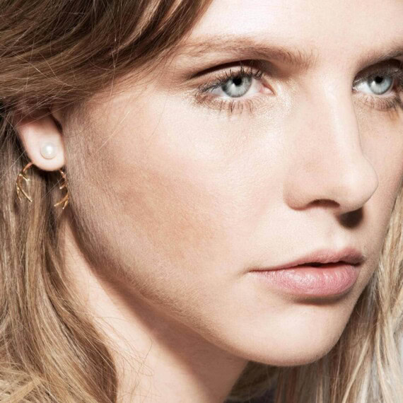Boucles d'oreilles asymétriques et perles du Jamon Erah, Signées Elise Tsikis