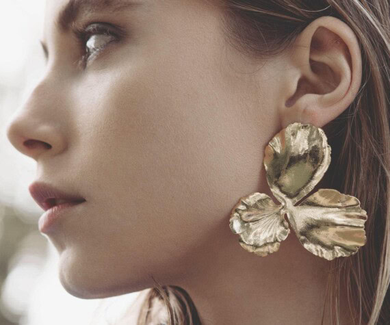 De sublimes boucles d'oreilles de grande taille, signées de la créatice Elise Tsikis. Chez Poisson Plume