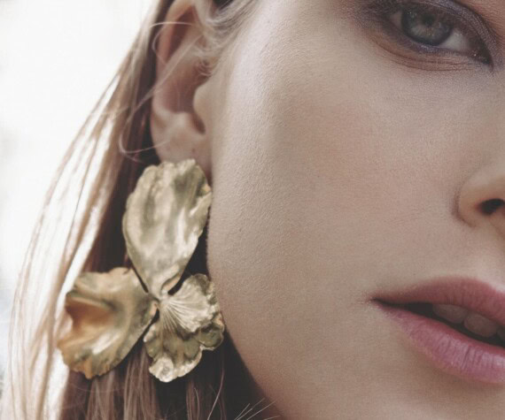 Des boucles d'oreilles de haute fantaisie, de la créatrice Elise Tsikis. Elégance, chic à la française tout en finesse.
