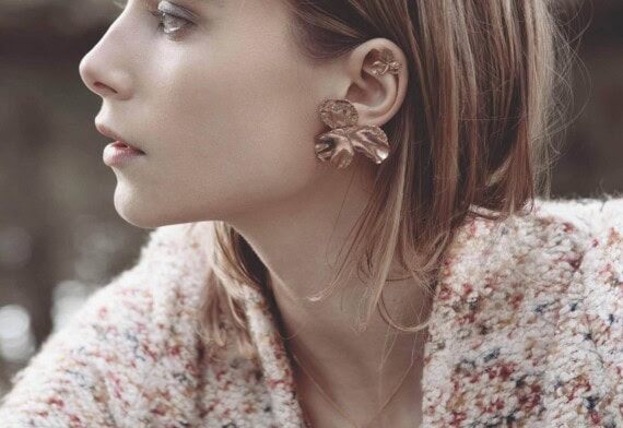 Les boucles d'oreilles Pensées en deux tailles. Chez Poisson Plume