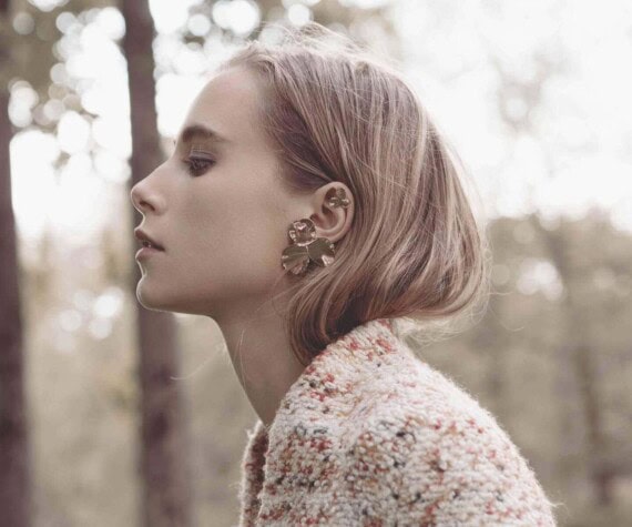 Boucles d'oreilles de haute fantaisie Pensée, forme de fleur, chez Poisson Plume. Créatrice Elise Tsikis.