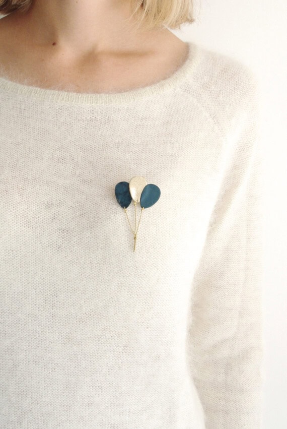 broche de créateur avec trois ballons de couleur bleue