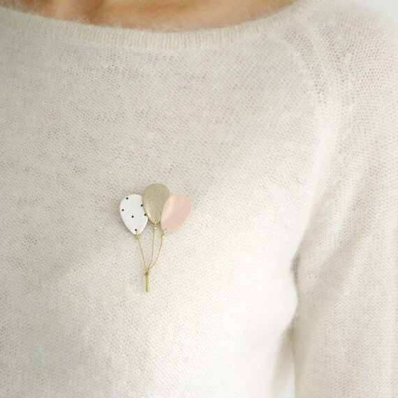 broche ballons en cuir, couleur rose dragée