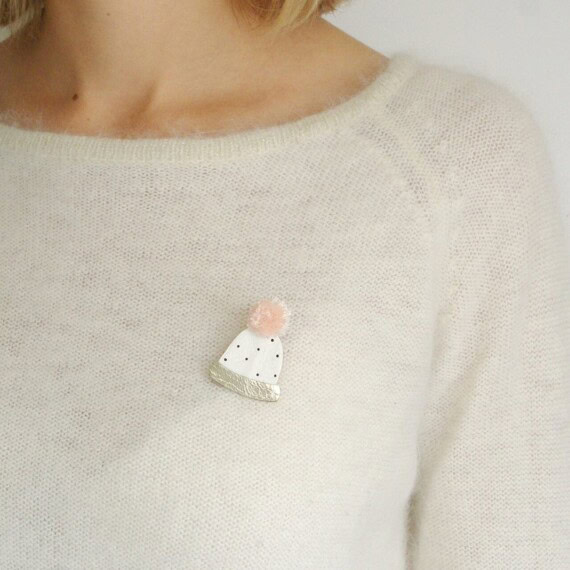 broche en cuir bonnet pompons rose
