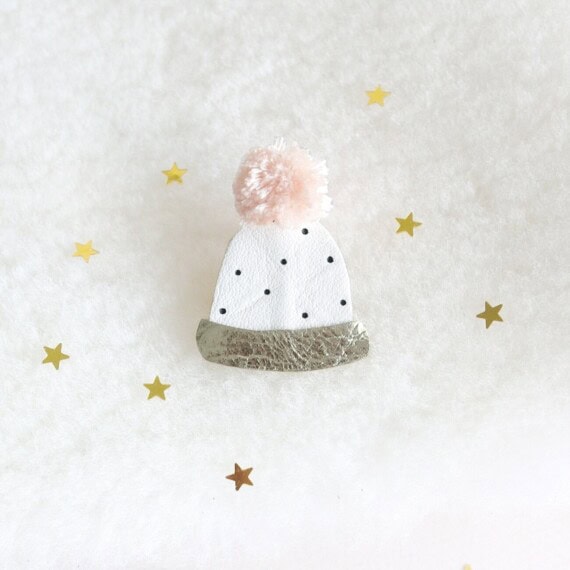 broche encuir de créateur pompon rose