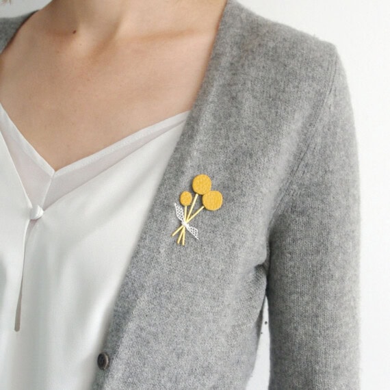 broche en cuir fleurs craspédia jaune