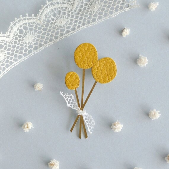 broche de créateur en cuir jaune fleurs