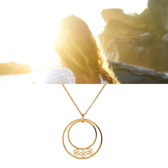 Collier Bali : pendentif cerlce et fleurs blanches