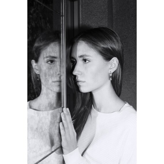 Femme portant les boucles d'oreilles de la créatrice Anne Thomas