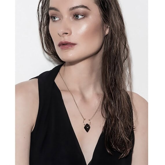 Collier en bois noir. Un bijou de créateur fait-main