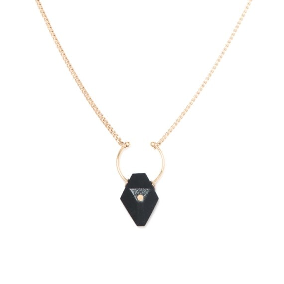 Collier en bois nipac, par Salomé Charly. Zoom