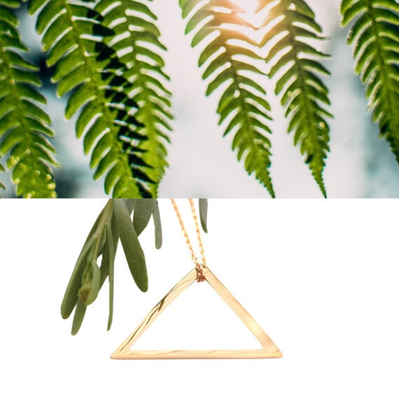 Collier geometrique triangla plaque or