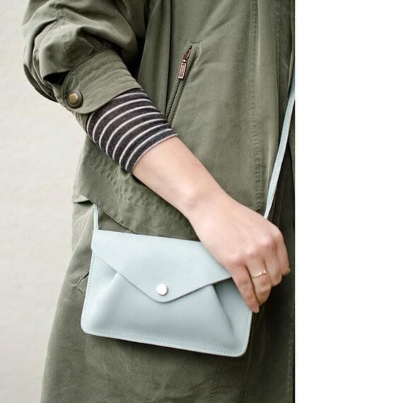 petit sac bleu porté