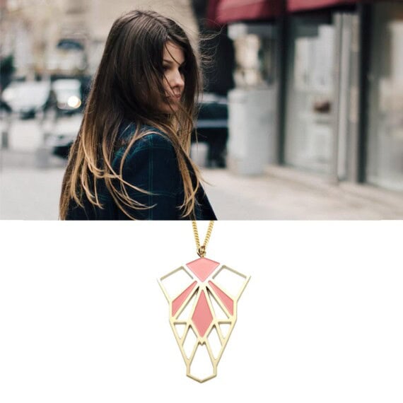 collier long ou sautoir graphique, doré à l'or fin avec une touche de rose